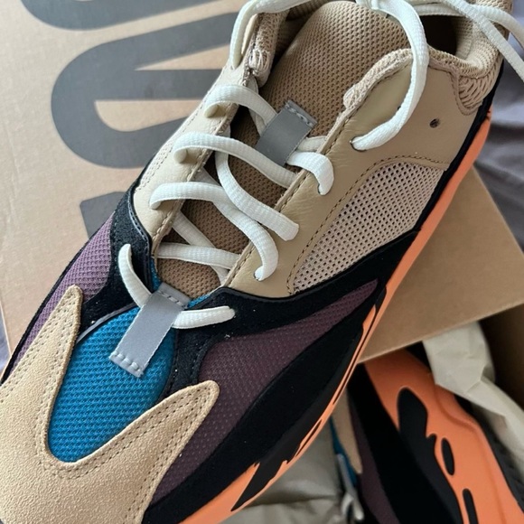 Yeezy Boost 700 - Picture 3 of 5